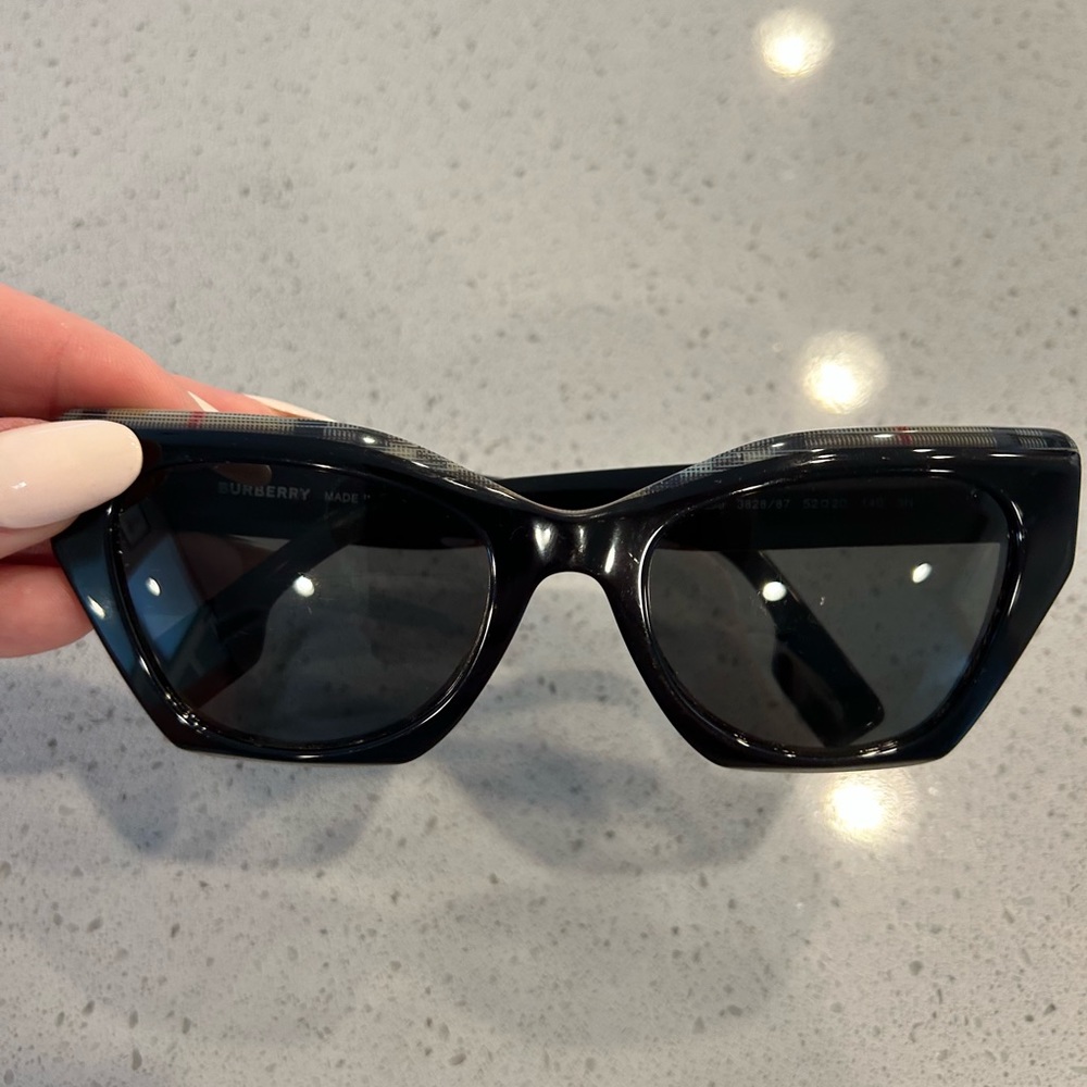 HERS - Burberry sunnies (good condition)